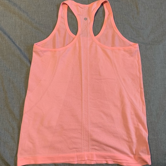 Lululemon workout top - Picture 1 of 2